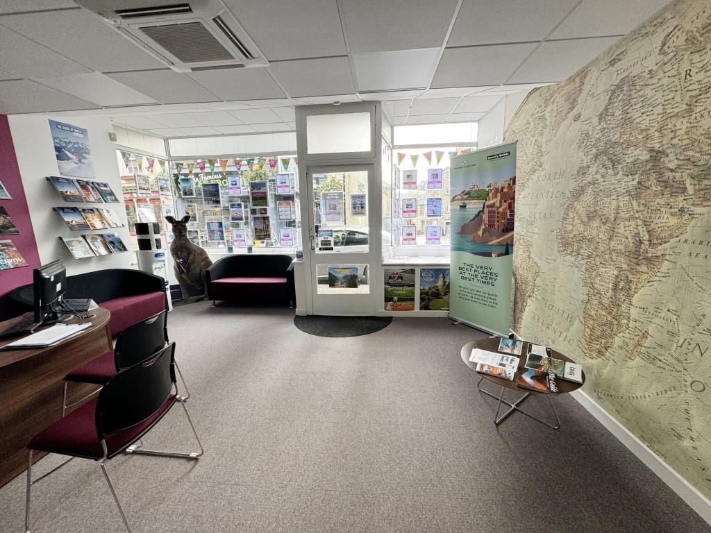Lot: 95 - MIXED-USE INVESTMENT WITH HIGH YIELD - View of the shop front taken from the back